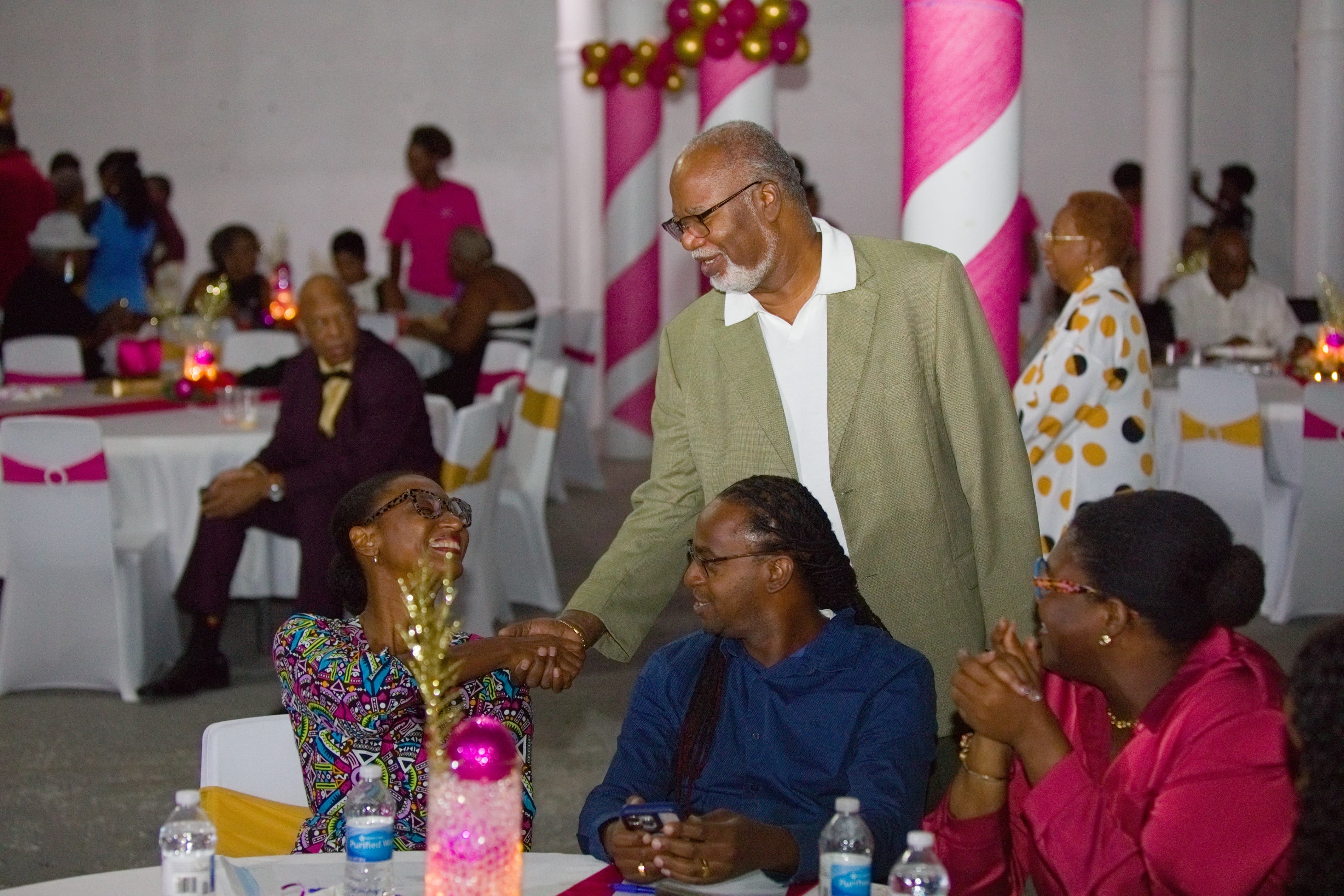 Des participants échangent dans une ambiance conviviale lors d’un événement de l’association.