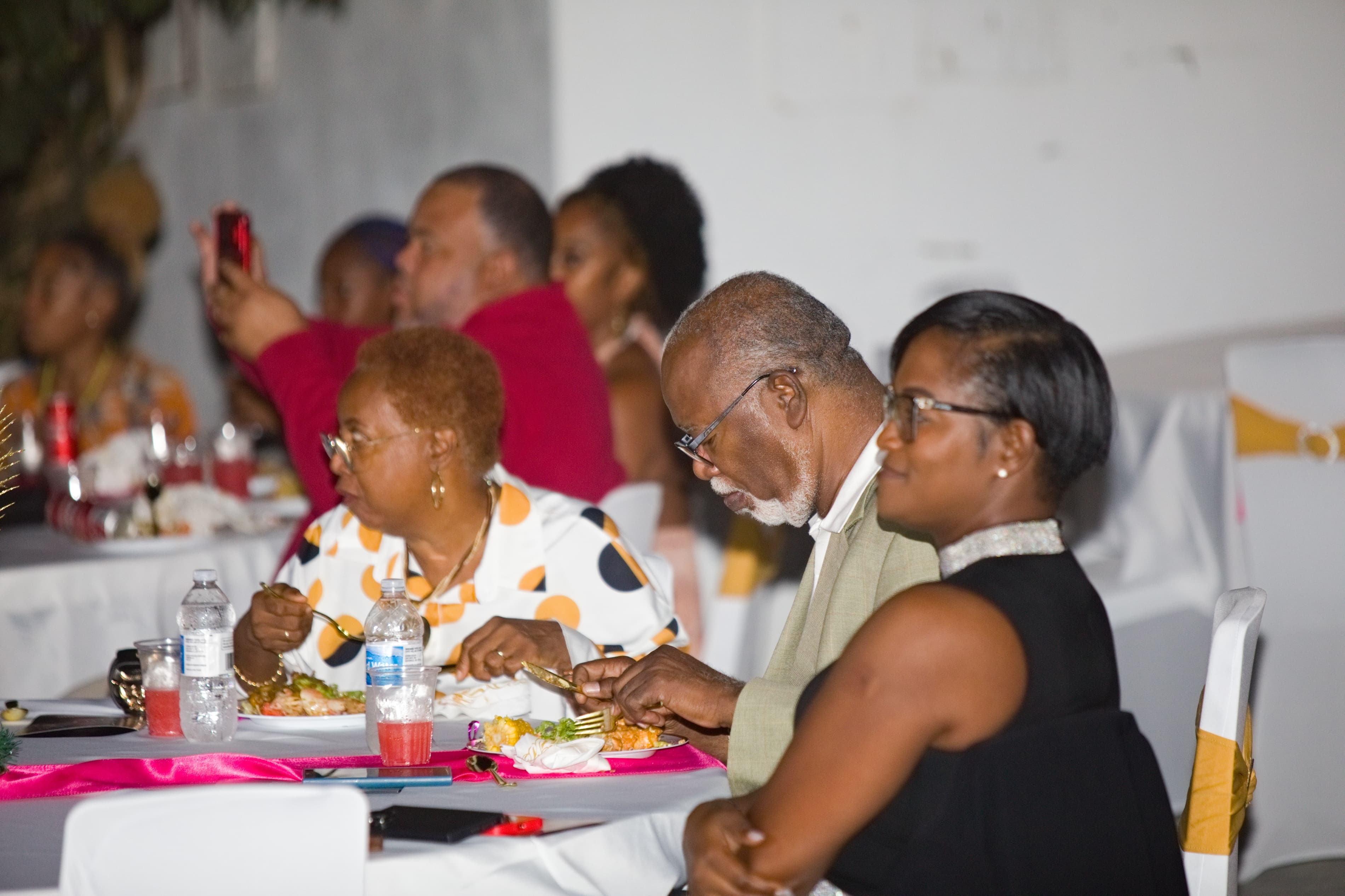 Des participants partagent un repas autour d’une table.