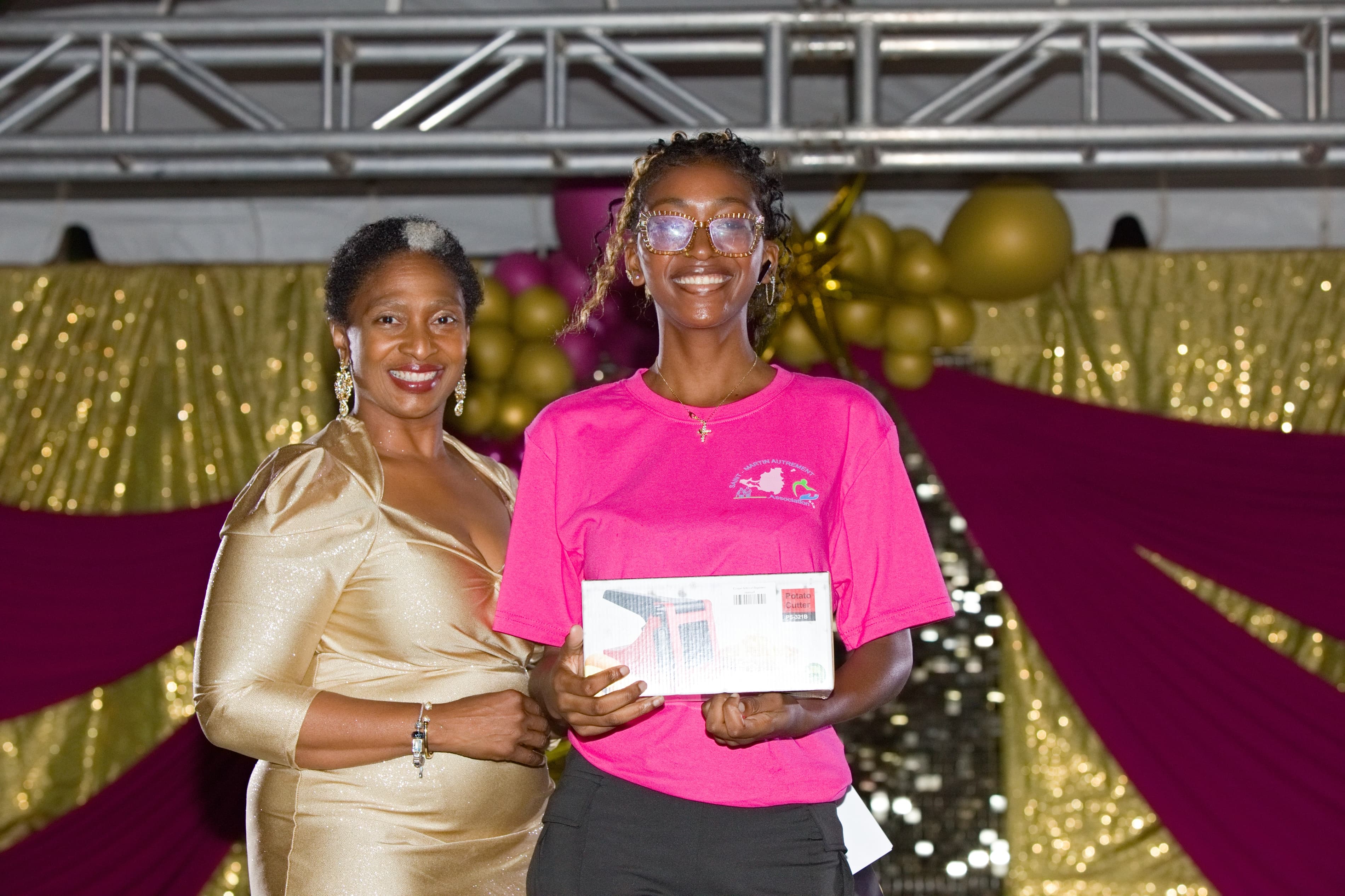 Deux femmes souriantes posent ensemble lors de la remise des prix.